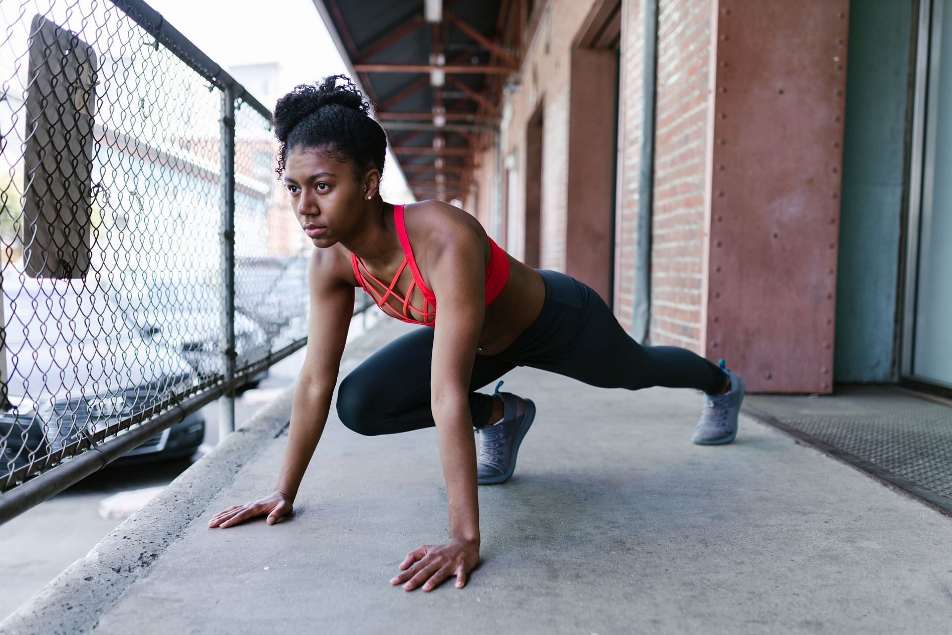 Calisthenics exercises can be done anywhere (Image via Pexels/Rodnae Productions)